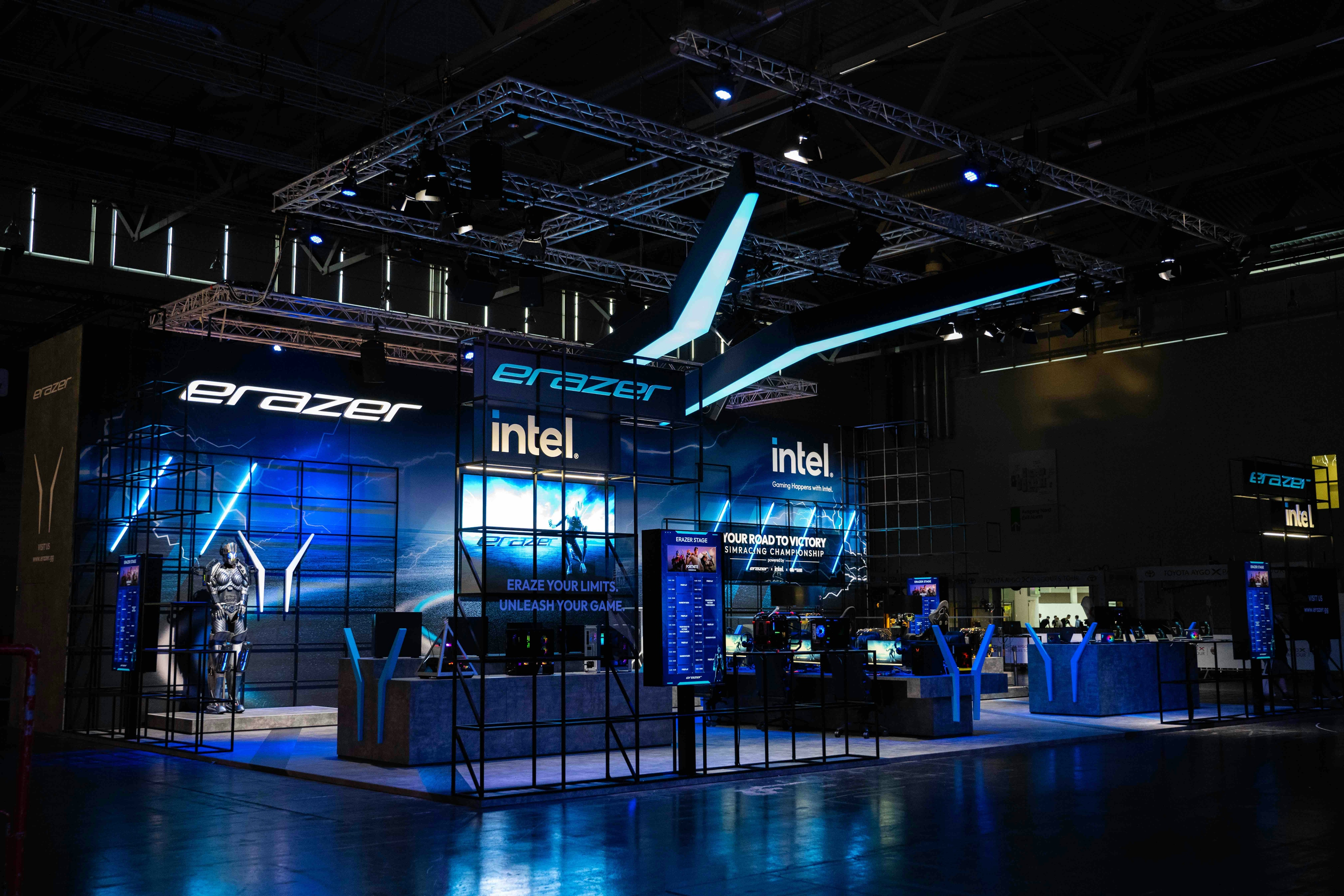 Der Erazer Gamescom Stand mit PCs sowie erazer und intel Logo